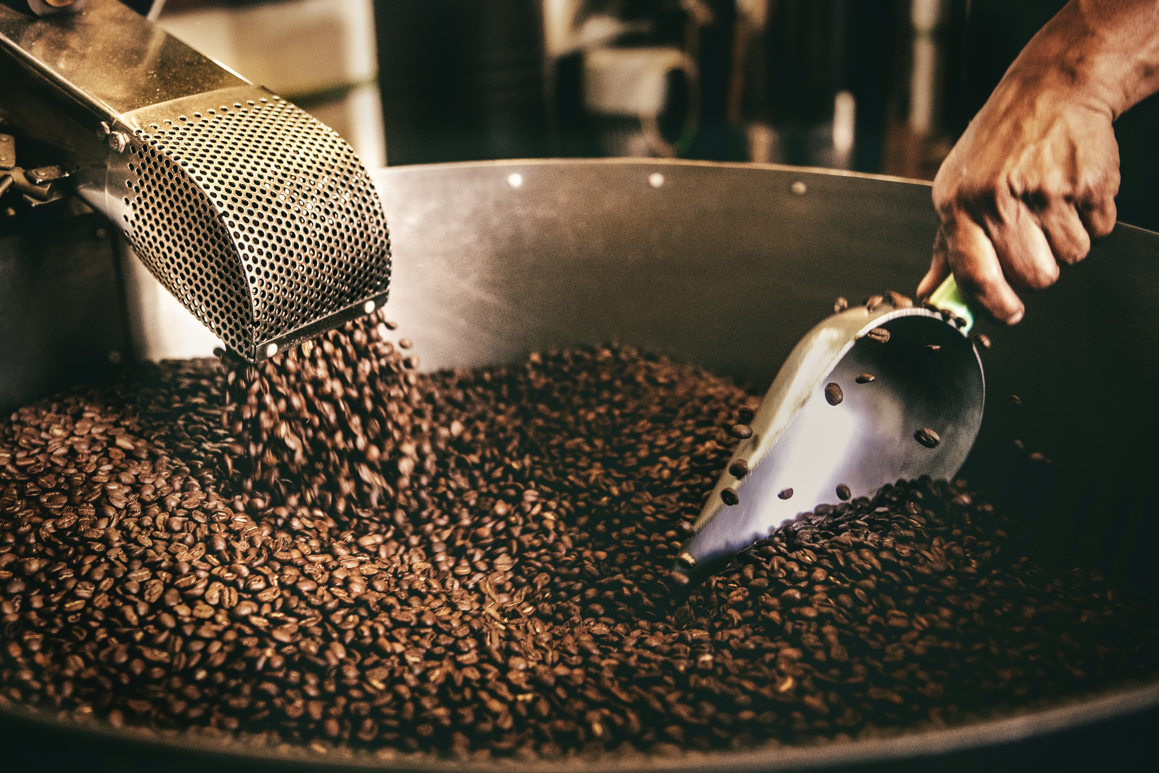 Kaffebönor som blir rostade
